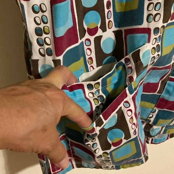 Landeu size M Colorful Geometric Print Scrub Top - Picture 2 of 7